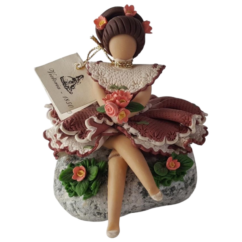 [45813318] Victoria 1850 Porcelanicron Figur Frau mit einem Blumenstrauß auf Stein H 10,5 cm