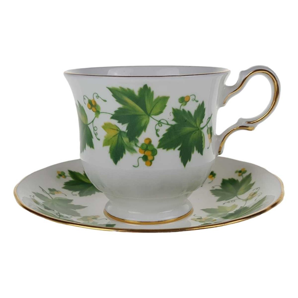[458168501] Sammeltasse mit Untertasse 2tlg Queen Anne Bone China Trauben gebraucht - gut