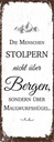 Holzschild 27x10 cm Menschen stolpern nicht über Bergen Spruch Zitat