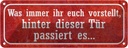 Blechschild 10x27 cm hinter dieser Tür passiert es Dekoration Spruch Zitat