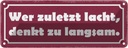 Blechschild 10x27 cm Wer zuletzt lacht denkt langsam Spruch Zitat
