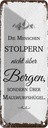 Blechschild 27x10 cm Menschen stolpern nicht über Bergen Spruch Zitat