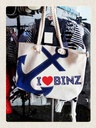 Holzschild 40x30 cm Binz Deutschland Anker Tasche weiß Bildmotiv Reisemotiv Abenteuer Reisen