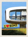 Holzschild 40x30 cm Binz Deutschland Gebäude Stühle Tisch Bildmotiv Reisemotiv Abenteuer Reisen