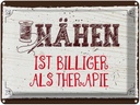 Blechschild 30x40 cm Nähen ist Billiger als Therapie Spruch Zitat
