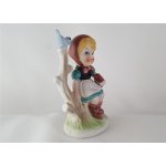 Porzellan Figur Mädchen sitzend H 12,7 cm