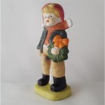 Porzellan Figur Junge mit Weihnachtsdeko H 12,5 cm