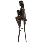 Bronzeskulptur Bronzefigur Frau auf Barstuhl Barhocker