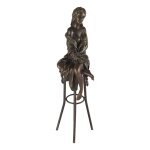 Bronzeskulptur Bronzefigur Frau auf Barstuhl Barhocker...