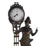 Schwingpendeluhr Tischuhr Mystérieuse Frau Gekleidet