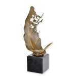 Bronzeskulptur Bronzefigur Feder und fliegende Tauben