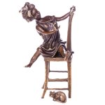 Bronzefigur Mädchen auf Stuhl mit Katze