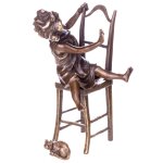 Bronzefigur Mädchen auf Stuhl mit Katze