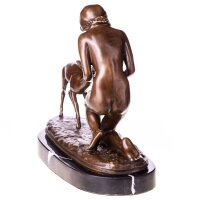 Bronzefigur Frau mit Reh
