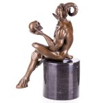 Bronzefigur Teufel mit Totenkopf