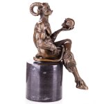 Bronzefigur Teufel mit Totenkopf
