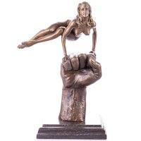 Moderne Bronzefigur Weiblicher Akt auf Faust