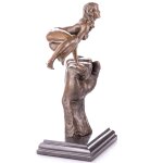 Moderne Bronzefigur Weiblicher Akt auf Faust
