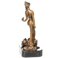 Bronzefigur Frau mit Blumen