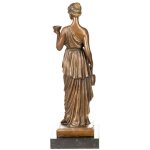 Bronzefigur Frau mit Krug und Becher