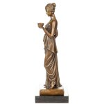 Bronzefigur Frau mit Krug und Becher