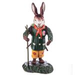 Skulptur Figur Gusseisen Hase mit Wanderstock und Korb
