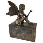 Bronzeskulptur Bronzefigur Fee hält einen Schmetterling
