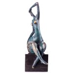 Moderne Bronzefigur abstrakte Frau mit grüner Patina