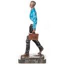 [LA-1822755] Farbige Bronzefigur Mann mit Koffer Modern Bild 2