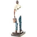 [LA-1822756] Farbige Bronzefigur Mann mit Koffer Modern Bild 3
