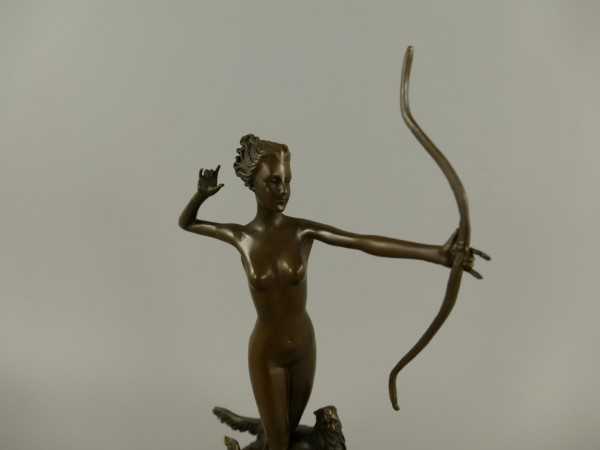 [LA-39319] Bronzeskulptur Bronzefigur Nackte Diana mit Bogen und Jagdhunden Bild 3