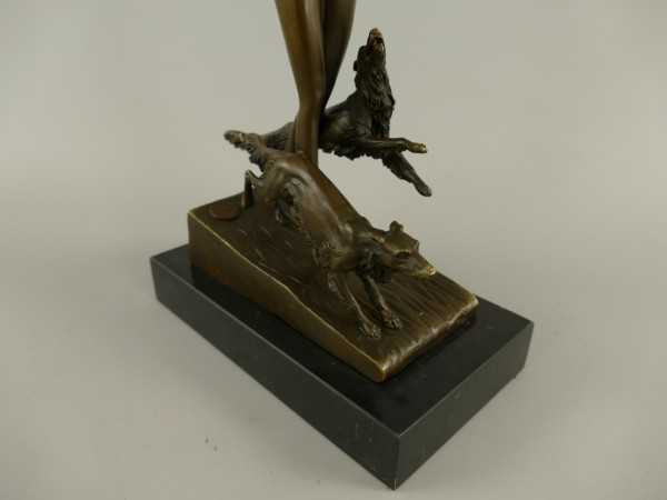 [LA-39319] Bronzeskulptur Bronzefigur Nackte Diana mit Bogen und Jagdhunden Bild 4