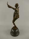 [LA-39321] Bronzeskulptur Bronzefigur Frau auf Sockel Balanzierend Bild 3
