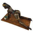 [LA-83217] Bronzeskulptur Bronzefigur Frau schrubbt den Boden Erotik Bild 3