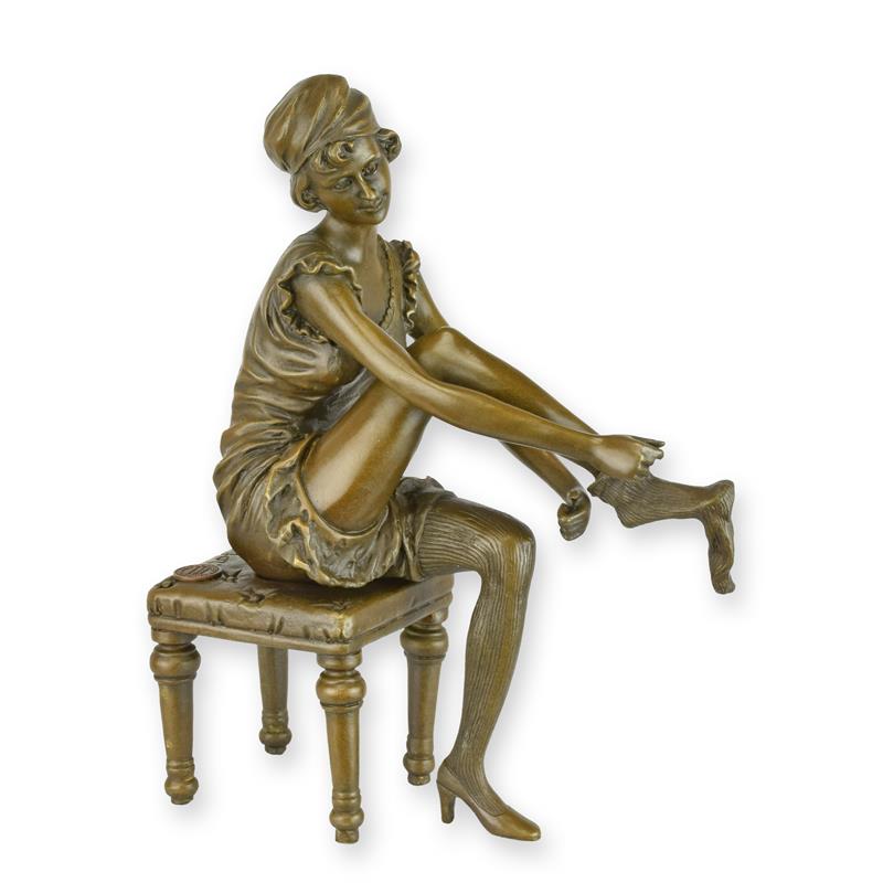 Bronzeskulptur Bronzefigur Frau zieht einen Slip an