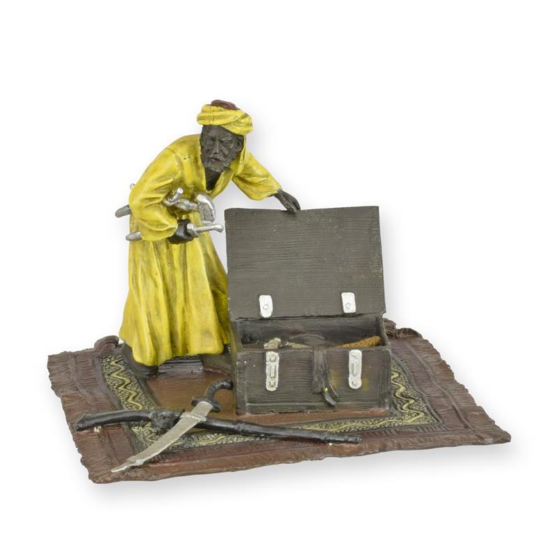 [LA-1817850] Bronzeskulptur Bronzefigur Araber auf Teppich mit Waffentruhe