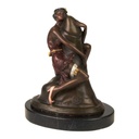 Bronzeskulptur Bronzefigur Frau Umarmt Sitzend Einen Phallus