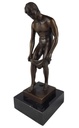 Bronzeskulptur Bronzefigur Erotik stehender Mann zieht sich aus