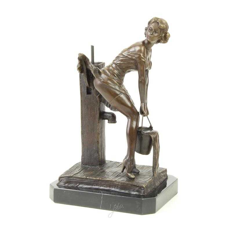 [LA-83892] Bronzeskulptur Bronzefigur Junge Frau an der Wasserpumpe Erotik