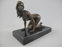 Bronzeskulptur Bronzefigur knieende Frau