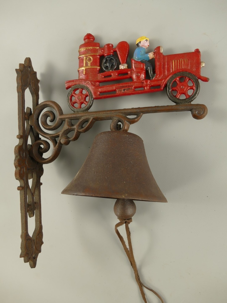 [LA-41368] Gusseisen Wandglocke Türglocke Motiv Figürchen Feuerwehr H 40 cm