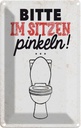 Blechschild 30x20 cm lustig im sitzen pinkeln Witz Humor Spaß