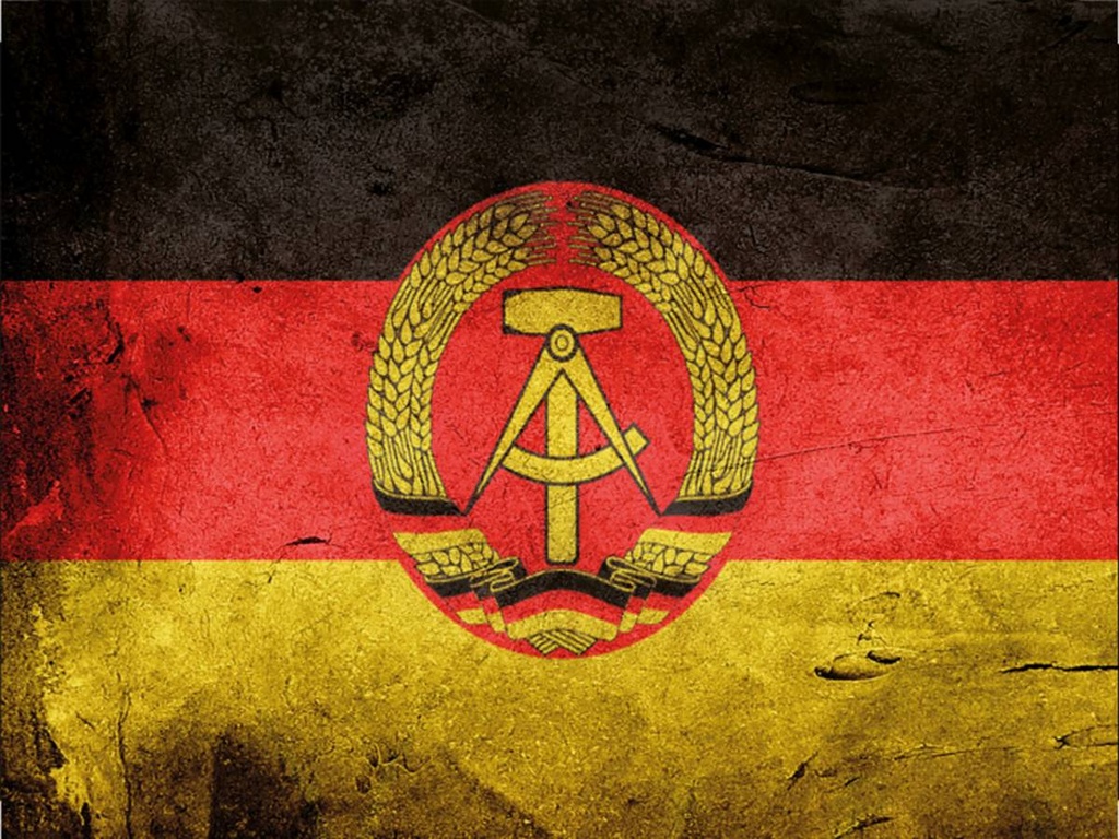 Holzschild 30x40 cm Flagge DDR Fahne