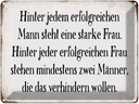 Blechschild 30x40 cm hinter jedem Mann steht Frau Spruch Zitat