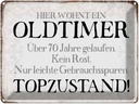 Blechschild 30x40 cm hier wohnt Oldtimer über 70 Spruch Zitat