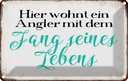 Blechschild 12x18 cm hier wohnt Angler mit dem Fang Dekoration Spruch Zitat