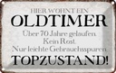Blechschild 12x18 cm hier wohnt Oldtimer über 70 Dekoration Spruch Zitat