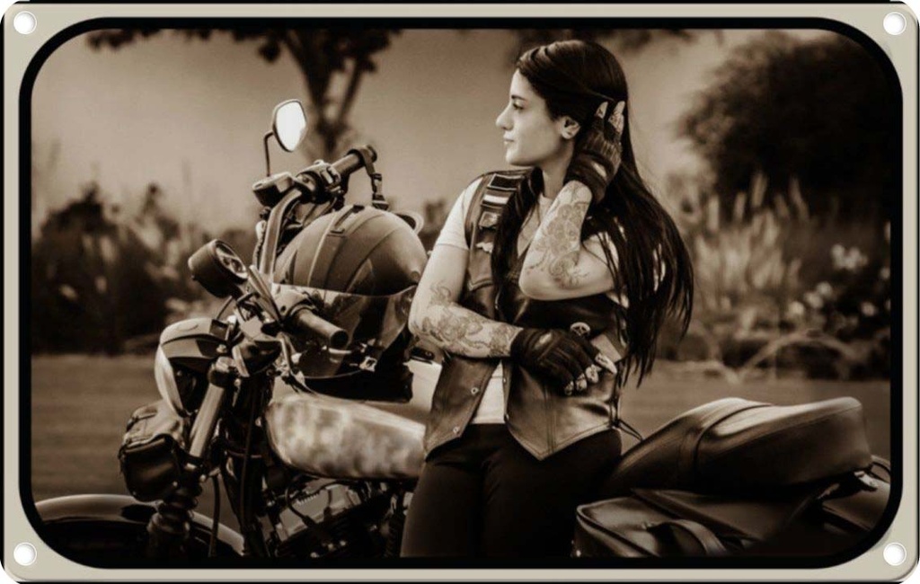 [LA-113662-2030] Blechschild 20x30 cm Motorrad Bike Bildmotiv Girl Frau biker Pinup Auto Garage Werkstatt