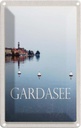 Blechschild 18x12 cm Gardasee Italien See Bäume Gebäude Bildmotiv Reisemotiv Abenteuer Reisen Urlaub