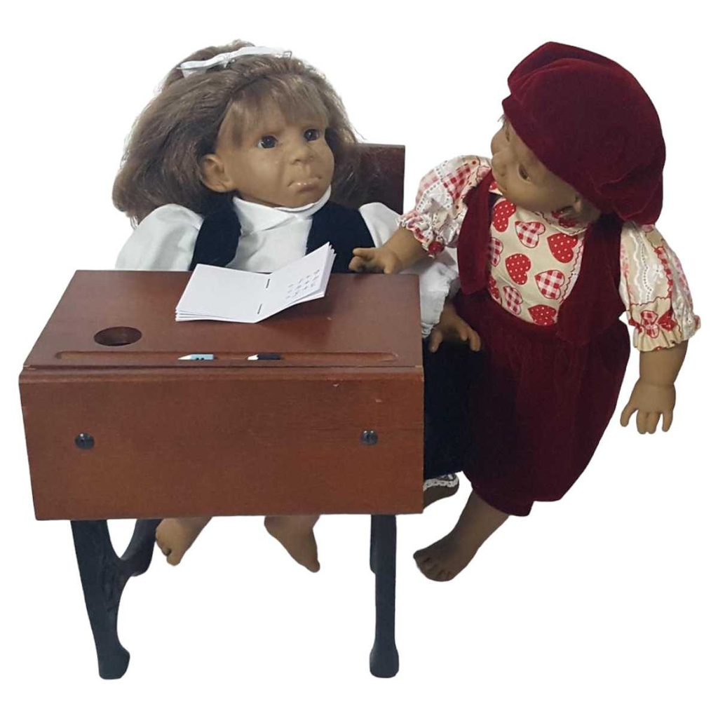 [458133063] 2er Set Charakterpuppen Sammlerpuppen Puppen inkl. Puppenständer mit Schulbank Gusseisen 4tlg.